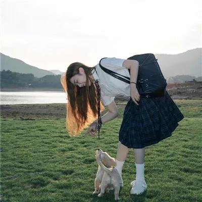 院子里的女人